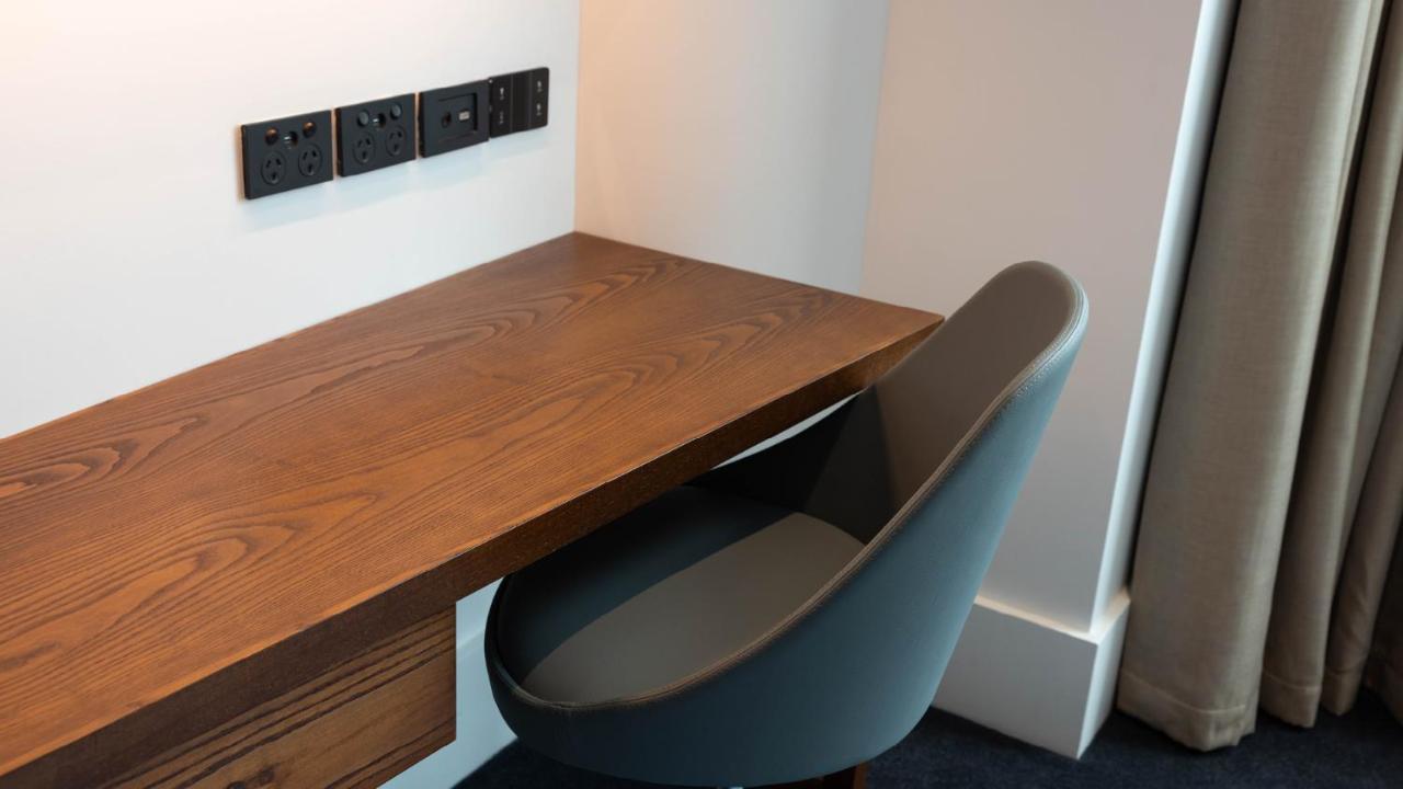Horizon By Skycity Оукланд Екстериор снимка A desk in a hotel room