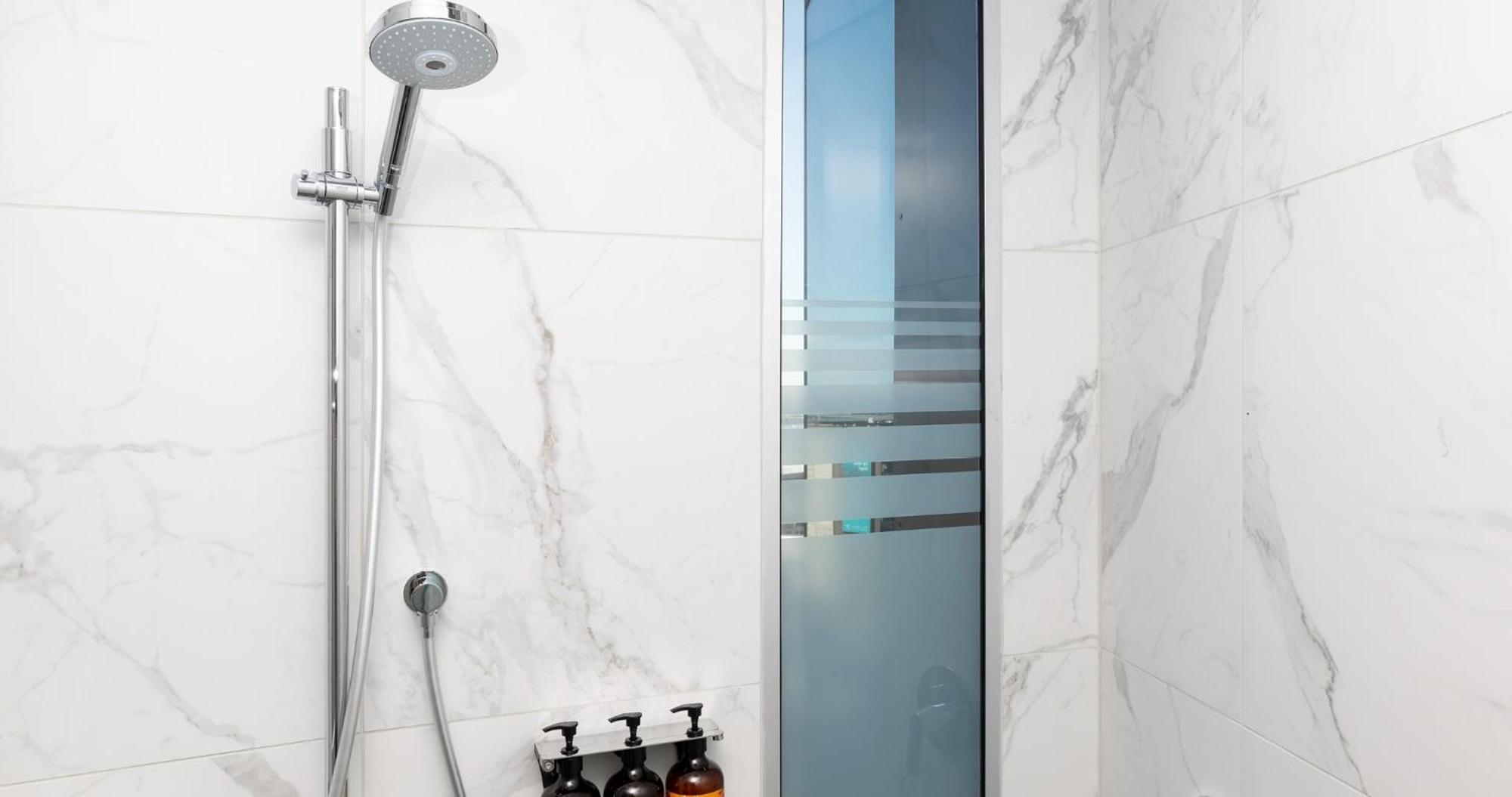 Horizon By Skycity Оукланд Екстериор снимка A shower