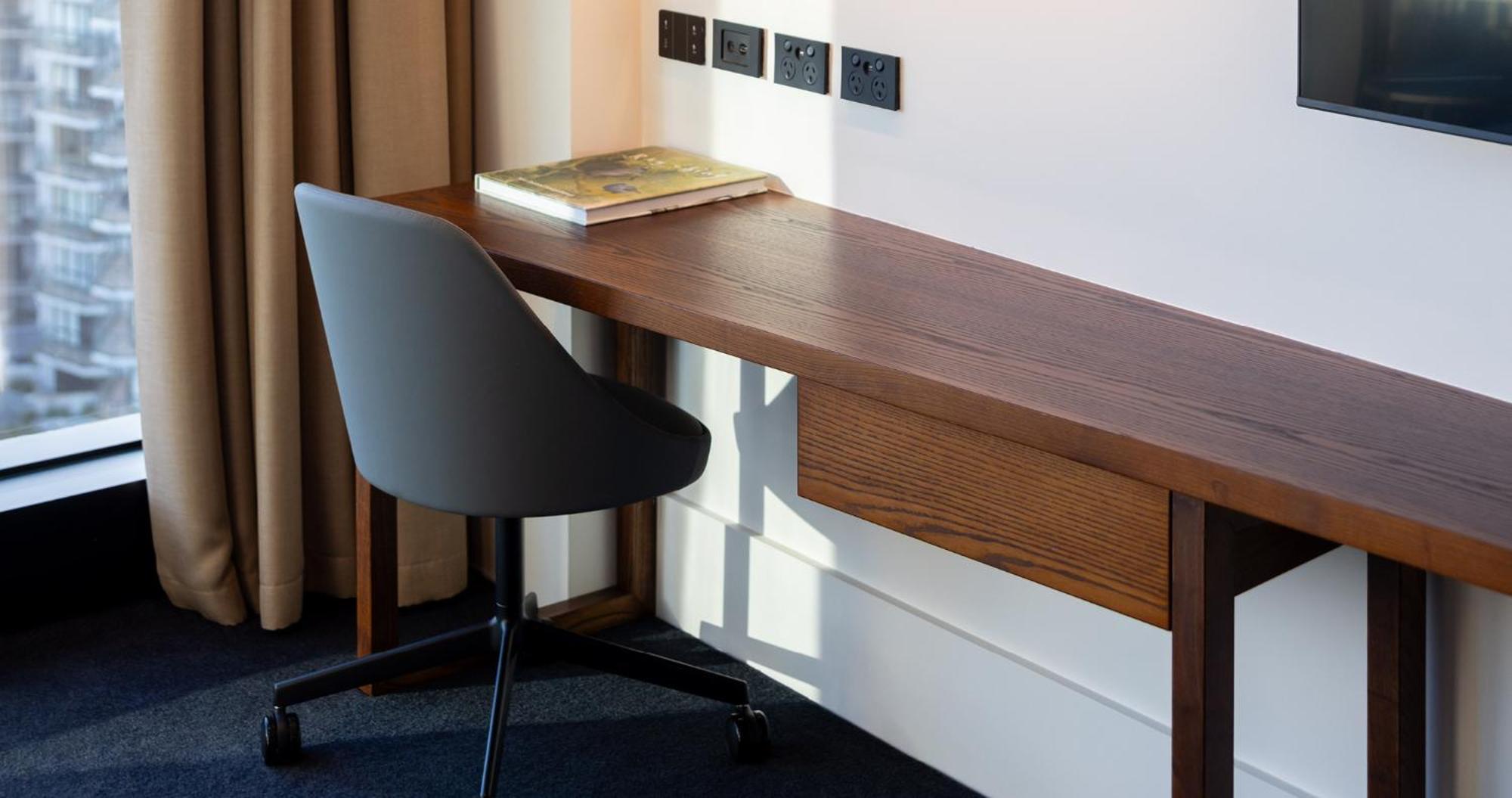 Horizon By Skycity Оукланд Екстериор снимка A desk and chair